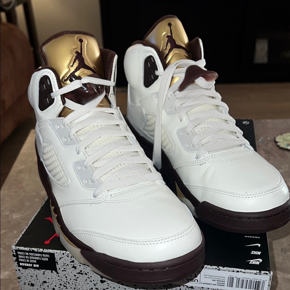 Nike White and Gold Sneakers Classic Design women’s 11 fits men’s 10